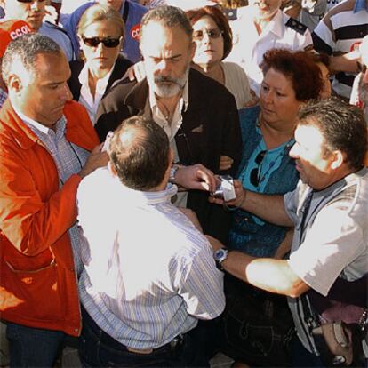 El ex coordinador de Urgencias del Hospital Severo Ochoa, Luis Montes, es zarandeado a su llegada a los Juzgados, donde ha comparecido por el caso de las presuntas sedaciones irregulares.