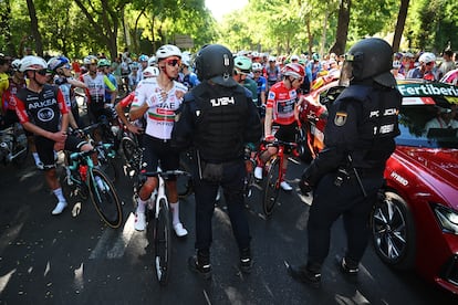 El pelotón se detiene debido a los disturbios que se han producido en varias calles del centro de Madrid.