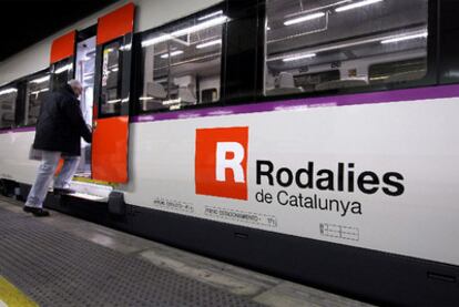 Tren de cercanías con el nuevo logotipo de la Generalitat
