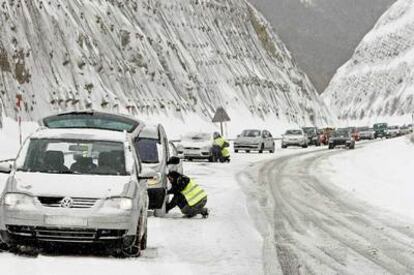 Numerosos vehículos atrapados en la A-67, que une Cantabria y la meseta, por las intensas nevadas de la ola de frío polar que afecta a la Península.