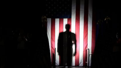 Silueta del candidato republicano Donald Trump reflejada en una bandera durante un mitin el pasado 1 de mayo.