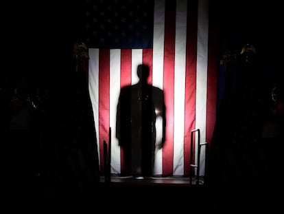 Silueta del candidato republicano Donald Trump reflejada en una bandera durante un mitin el pasado 1 de mayo.