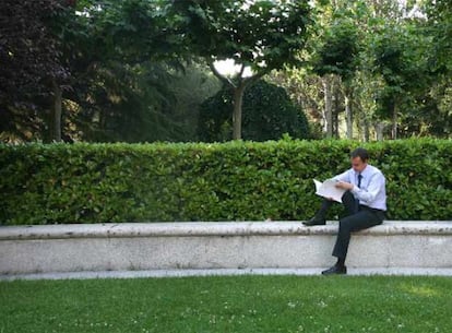 El expresidente del Gobierno José Luis Rodríguez Zapatero, leyendo en los jardines de La Moncloa.