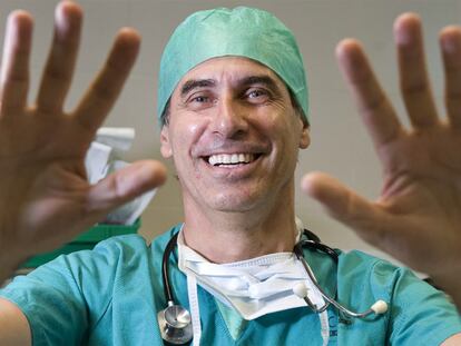 El doctor Molins llevaba apenas dos meses trabajando en el hospital Clínic de Barcelona cuando intervino al Rey.