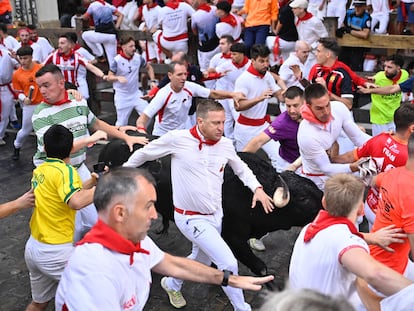 Los corredores durante el primer encierro de los Sanfermines, este lunes en Pamplona.