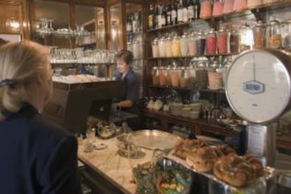 Interior de la tienda Al Bicerin, en Turín (Italia).