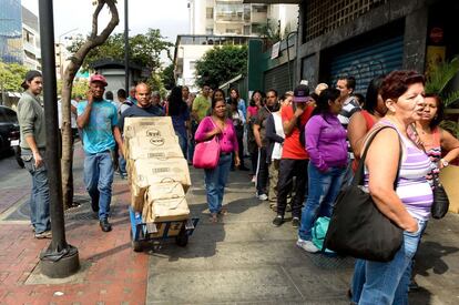 Venezuelanos fazem fila em supermercado de Caracas, em 12 de fevereiro.