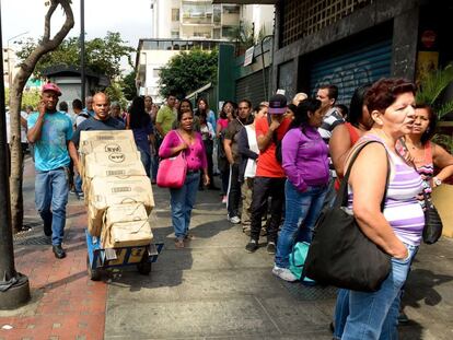 Venezuelanos fazem fila em supermercado de Caracas, em 12 de fevereiro.