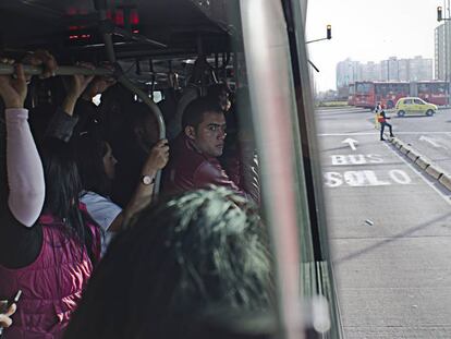 Varios ciudadanos viajan a bordo de un autob&uacute;s de la empresa TransMilenio, en Bogot&aacute;.
 
 
 