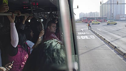 Varios ciudadanos viajan a bordo de un autob&uacute;s de la empresa TransMilenio, en Bogot&aacute;.
 
 
 