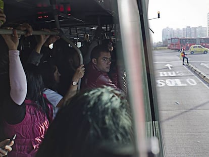 Varios ciudadanos viajan a bordo de un autob&uacute;s de la empresa TransMilenio, en Bogot&aacute;.
 
 
 