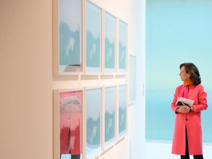 Ana Botín contempla una obra de Fernando Ortega en la Sala de Arte Santander.