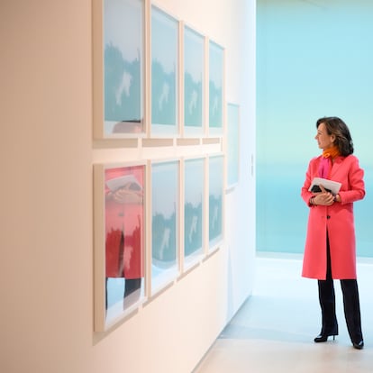 Ana Botín contempla una obra de Fernando Ortega en la Sala de Arte Santander.