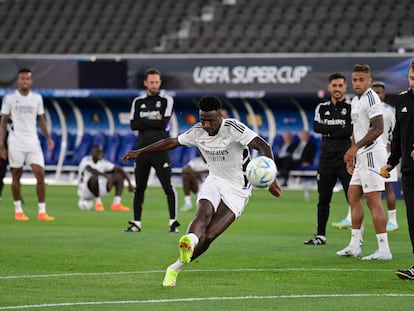 Vinicius ensaya un disparo durante el entrenamiento de este martes, previo a la Supercopa de Europa.