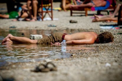 Además de acudir a los conciertos, los festivaleros de Sziget aprovechan para bañarse (o para dormir) en las aguas del Danubio.