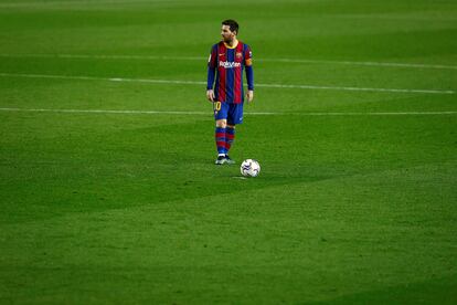 Messi se dispone a lanzar una falta en el partido de Liga ante el Elche