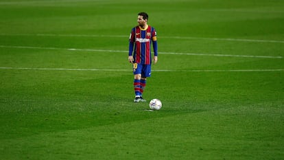 Messi se dispone a lanzar una falta en el partido de Liga ante el Elche