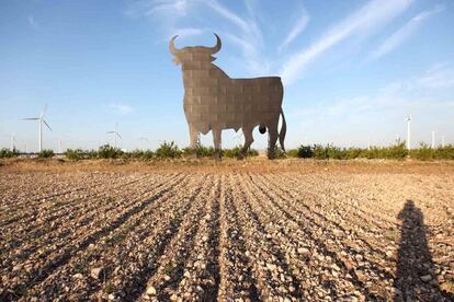 El autor regresó a todas las vallas para fotografiarlas de distinta manera. En España hay 90 toros de Osborne, que él ha retratado con sol, nieve, lluvia, niebla...