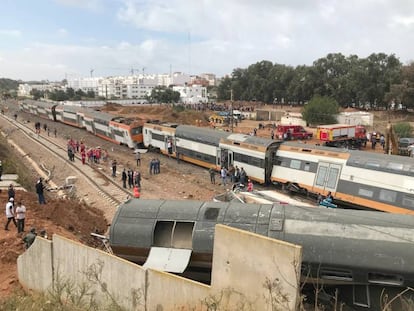 Vista general del tren de pasajeros que ha descarrilado este martes cerca de Rabat, en Marruecos.