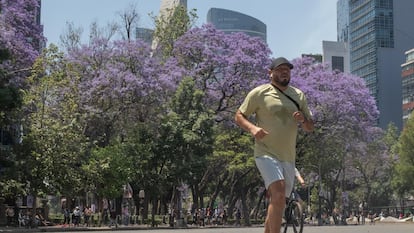 Un hombre se ejercita en Paseo de la Reforma, en Ciudad de México.