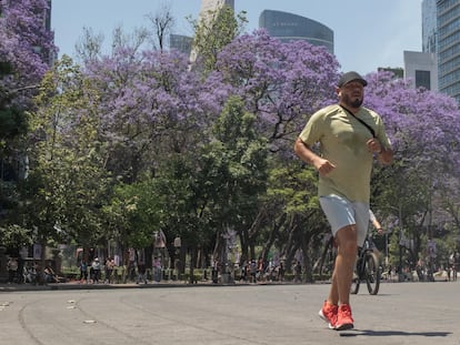 Un hombre se ejercita en Paseo de la Reforma, en Ciudad de México.