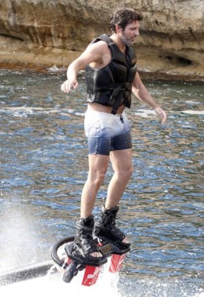 El actor Jesús Olmedo elevándose sobre el mar con el 'flyboard'.