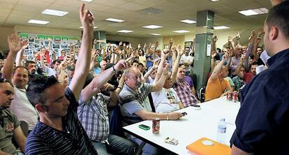 Trabajadores del sector del autom&oacute;vil votando durante una asamblea.