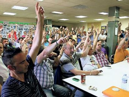 Trabajadores del sector del autom&oacute;vil votando durante una asamblea.