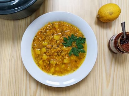 Sopa de lentejas rojas y verduras