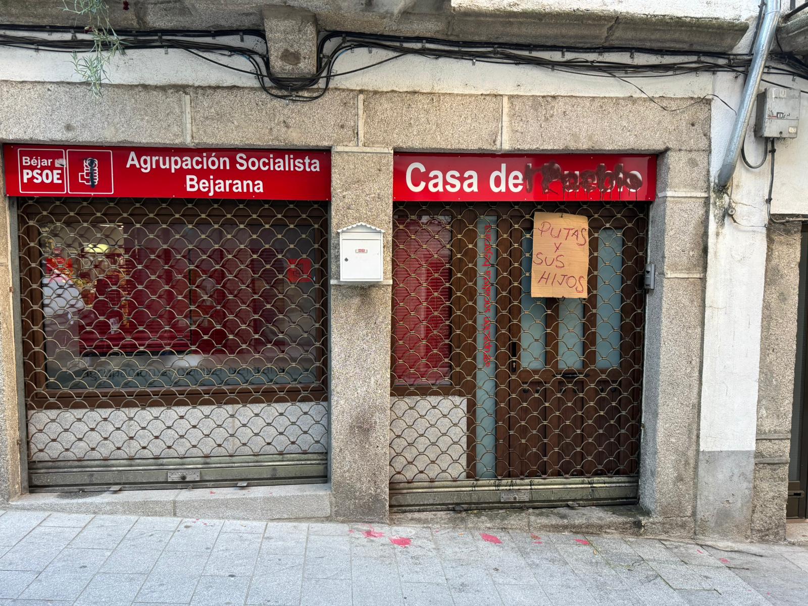Casa del pueblo del PSOE en Béjar (Salamanca), vandalizada en enero.