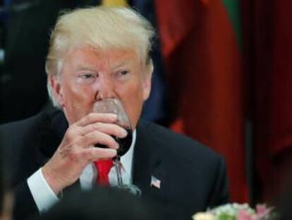 Donald Trump, bebiendo Diet Coke en un vaso de vino en una comida de la ONU.