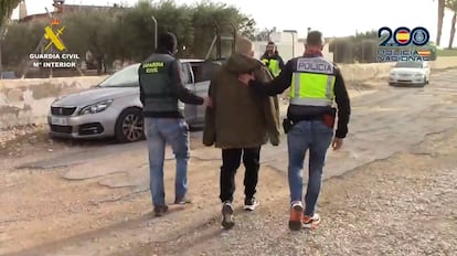 Uno de los arrestados en la operación Narbox-Alakaman, en la que se ha desarticulado un grupo dedicado al tráfico de seres humanos y se ha detenido al responsable de un accidente de tráfico que provocó dos muertes el pasado noviembre en Cartagena (Región de Murcia).