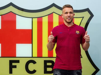 Arthur Melo posa para los medios como nuevo jugador del Barcelona.