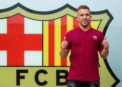 Arthur Melo posa para los medios como nuevo jugador del Barcelona.