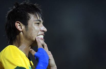 Neymar celebra uno de sus goles ante China.