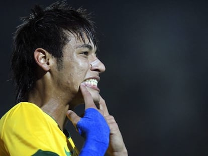 Neymar celebra uno de sus goles ante China.