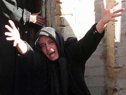 Una mujer llora de forma desesperada durante el funeral de su marido, muerto en un atentado suicida en Baquba (Irak).