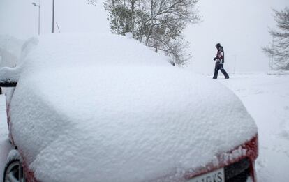 Las provincias de A Coruña y Pontevedra están en alerta roja por olas de hasta nueve metros y fuertes vientos, mientras que en la montaña de Lugo y Ourense podrá haber acumulaciones de nieve de unos 20 centímetros, por lo que se han suspendido las clases en los colegios de la zona. En la imagen, un chico camina hoy en Pedrafita do Cebreiro.