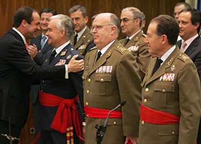 El ministro de Defensa, José Bono, saluda a los miembros de la nueva cúpula militar. De izquierda a derecha, los generales García de la Vega (Aire), García González (Tierra) y Sanz Roldán (Estado Mayor de la Defensa).