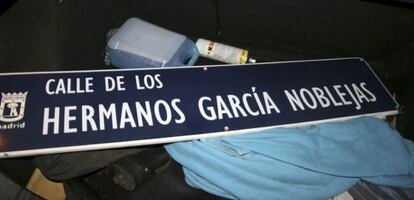 Placa de la calle Hermanos García Noblejas retirada por el Foro dentro de la campaña 'Limpia tus calles de fascismo'.