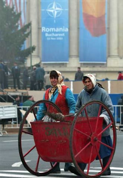 Dos limpiadoras de Bucarest, antes de una visita de Bush en 2002.