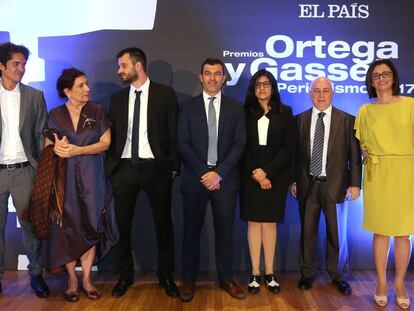 De izquierda a derecha, todos los premiados: Yander Alberto Zamora, Alma Guillermoprieto, Guillem S&agrave;nchez, Ronny Rojas, Maye Primera, Jes&uacute;s G. Albalat, y Mar&iacute;a Jes&uacute;s Ib&aacute;&ntilde;ez, en la gala de la 34&ordf; edici&oacute;n de los Premios Ortega y Gasset de Periodismo 