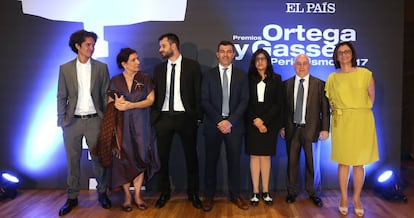 De izquierda a derecha, todos los premiados: Yander Alberto Zamora, Alma Guillermoprieto, Guillem Sànchez, Ronny Rojas, Maye Primera, Jesús G. Albalat, y María Jesús Ibáñez, en la gala de la 34ª edición de los Premios Ortega y Gasset de Periodismo