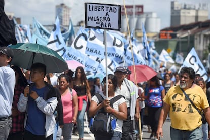 Militantes de la Tupac Amaru y otras agrupaciones sociales y pol&iacute;ticas cortan Puente Pueyrred&oacute;n para exigir la libertad de Milagro Sala.