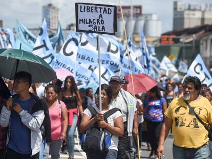 Militantes da Tupac Amaru e ouros grupos sociais e políticos bloqueiam a Puente Pueyrredón para exigir a liberdade de Milagro Sala.