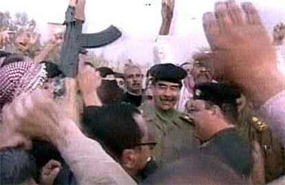 Sadam Husein, durante su recorrido por alguno de los barrios más castigados de Bagdad, en imágenes tomadas por la televisión nacional iraquí.