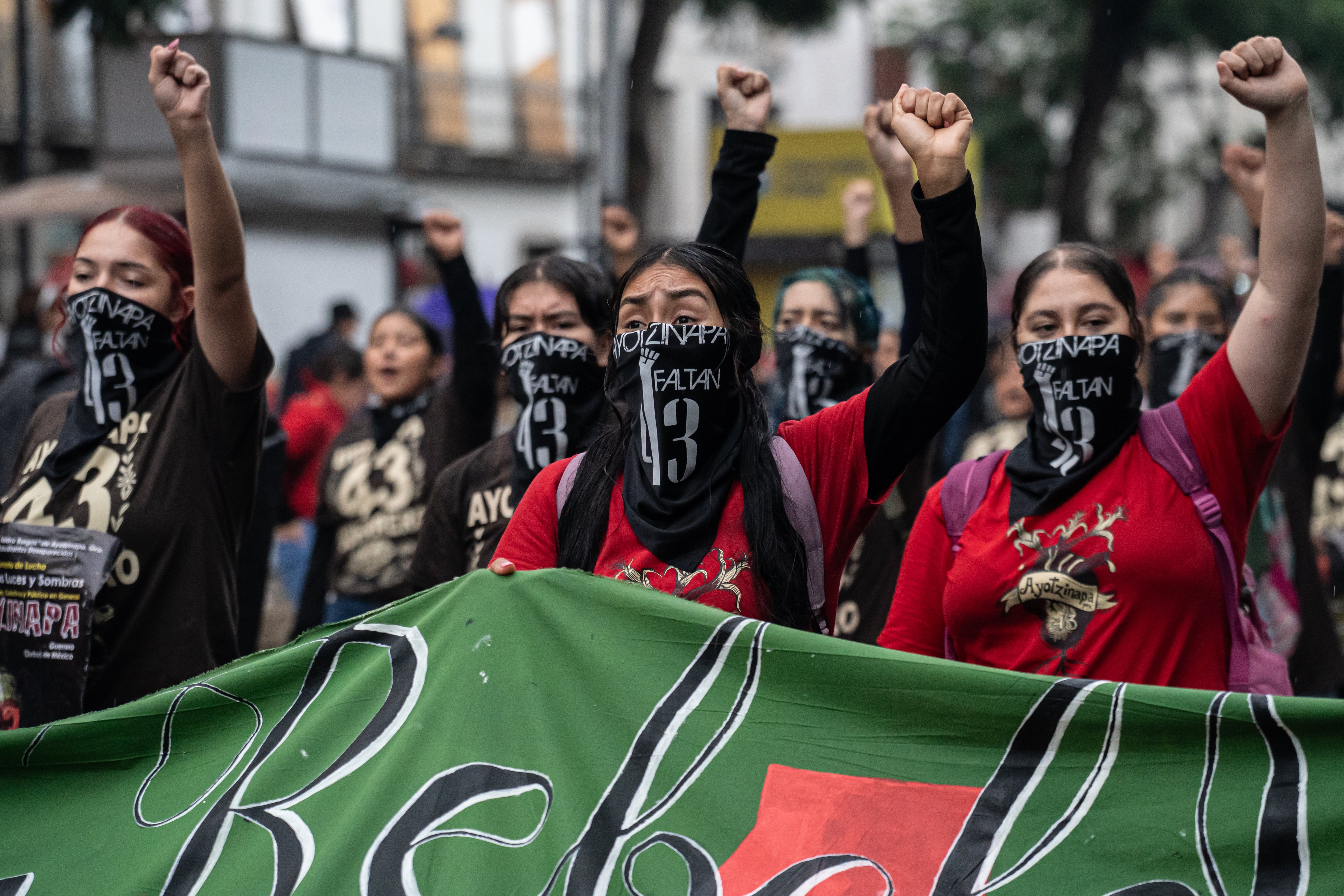 Mujeres marchan por los 43 normalistas de Ayotzinapa.
