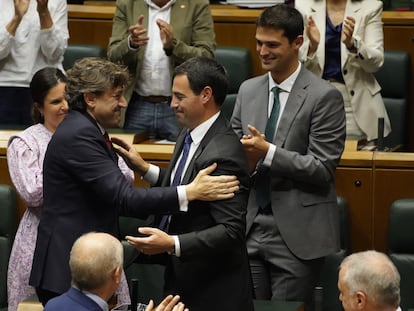 El recién elegido lehendakari de la XIII legislatura, Imanol Pradales (d), saluda al secretario general del PSE-EE, Eneko Andueza (i), al finalizar la sesión de investidura que se ha celebrado este jueves en el Parlamento Vasco.