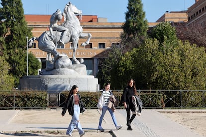 Exterior de la Universidad Complutense de Madrid en diciembre/. Pablo Monge.