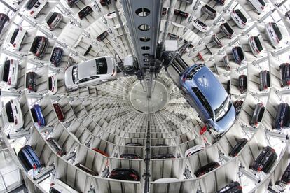 Presentación a los medios de comunicación de coches Volkswagen dentro de una torre de entrega antes de la Conferencia anual de prensa de la empresa en Wolfburg, Alemania.